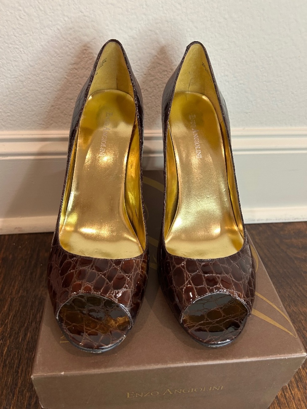 SIZE 11 Croc Embossed Pumps